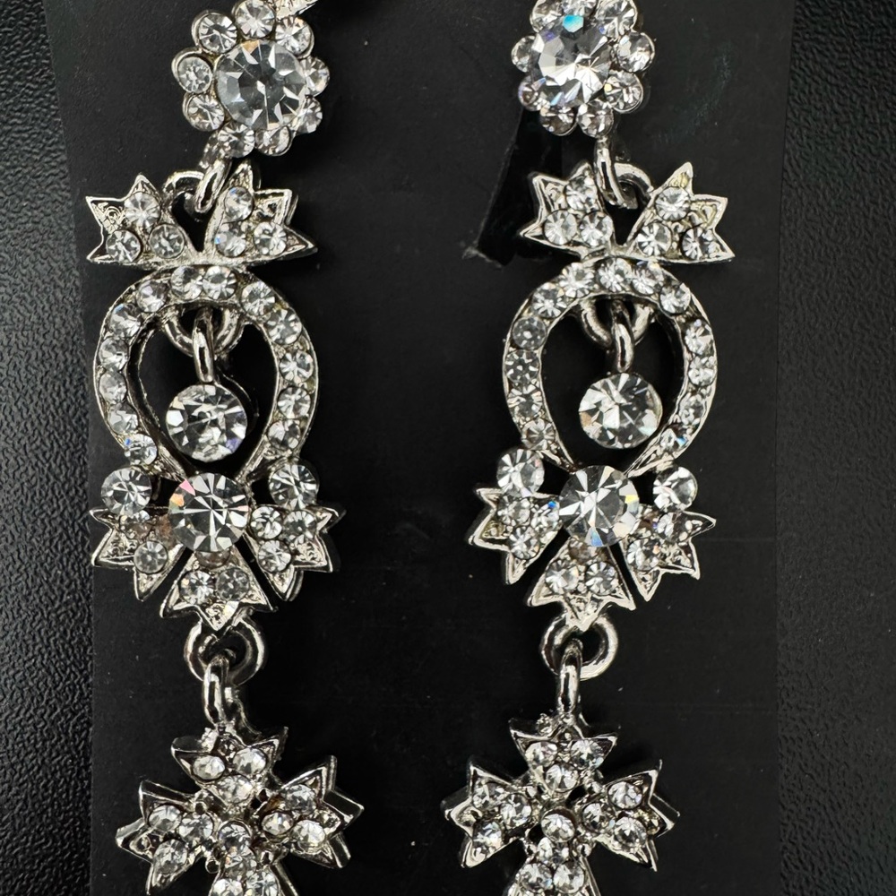 ⚠️Silver Crystal Drop Earrings⚠️ - Picture 2 of 2